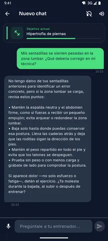 Chat con el entrenador con IA respondiendo una duda sobre la técnica de la sentadilla